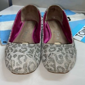 EUC Toms Suede Leopard Ballet Flat Size 6 in Grey